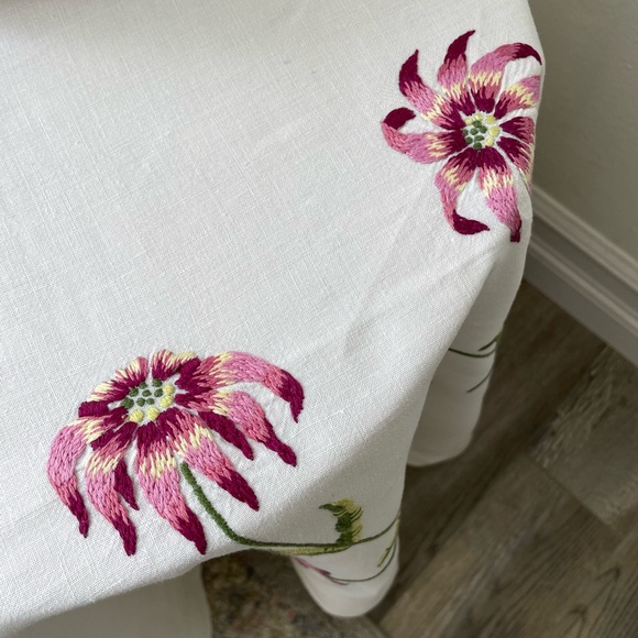100% French Linen Floral Hand Embroidered Tablecloth White and Pink Clematis - Picture 8 of 10
